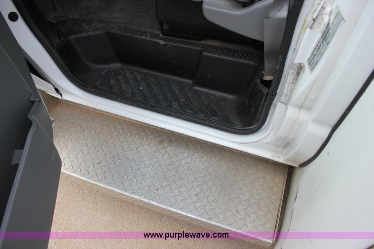 image for item J2313 2007 Ford E450 bus