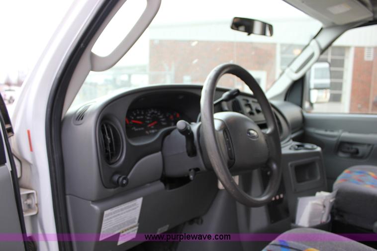 image for item J2313 2007 Ford E450 bus