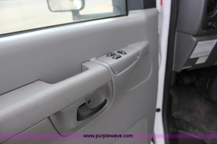 image for item J2313 2007 Ford E450 bus