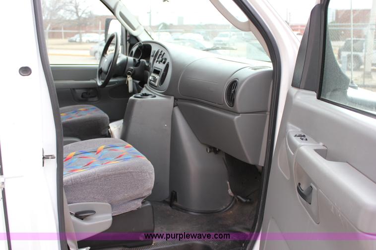 image for item J2313 2007 Ford E450 bus