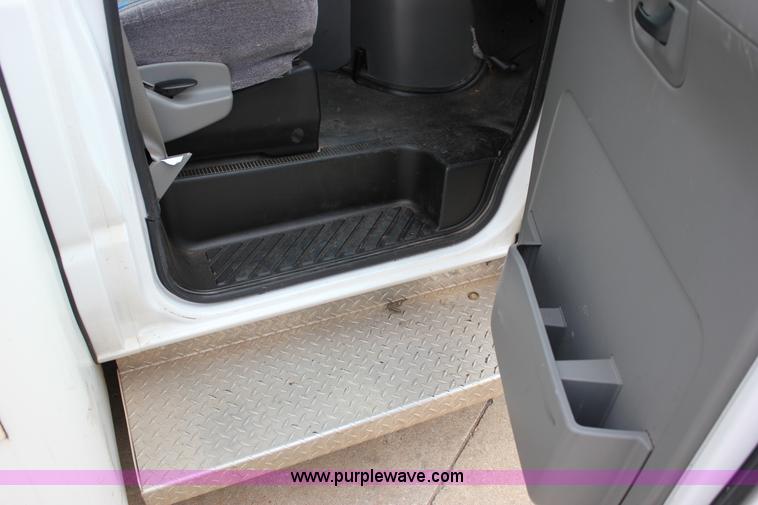 image for item J2313 2007 Ford E450 bus