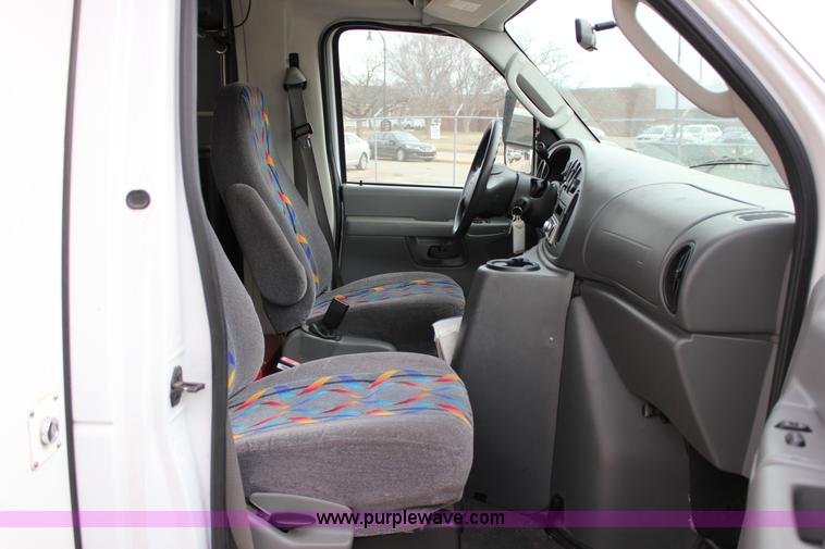image for item J2313 2007 Ford E450 bus