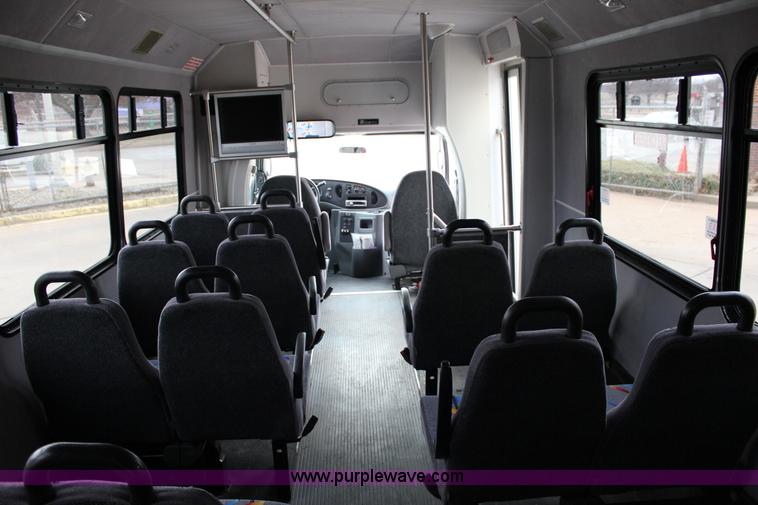 image for item J2313 2007 Ford E450 bus