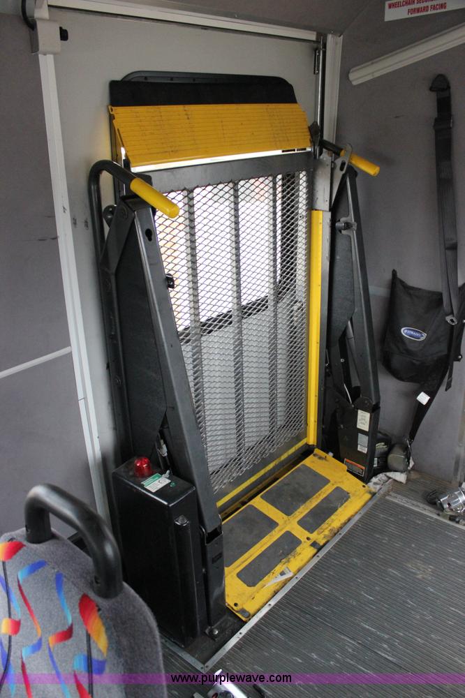 image for item J2313 2007 Ford E450 bus