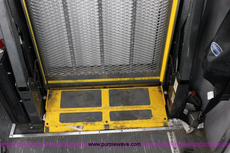 image for item J2313 2007 Ford E450 bus