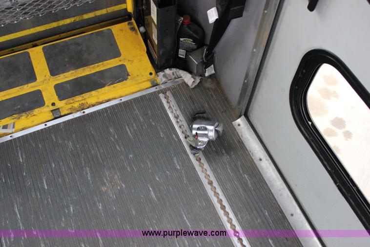 image for item J2313 2007 Ford E450 bus