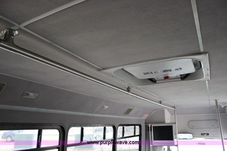 image for item J2313 2007 Ford E450 bus