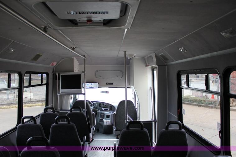 image for item J2313 2007 Ford E450 bus