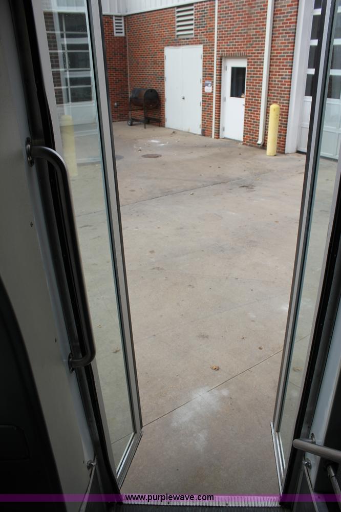 image for item J2313 2007 Ford E450 bus