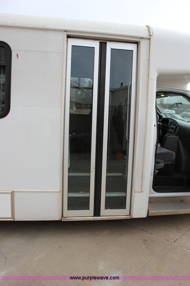 image for item J2313 2007 Ford E450 bus