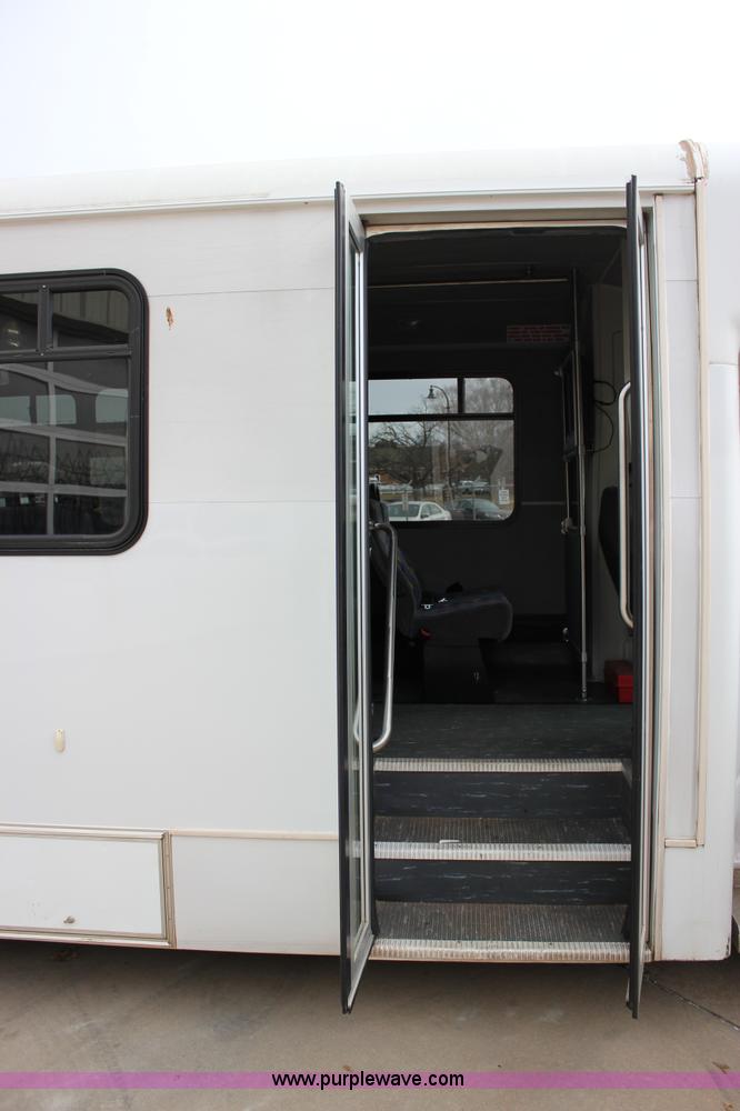 image for item J2313 2007 Ford E450 bus