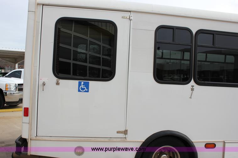 image for item J2313 2007 Ford E450 bus