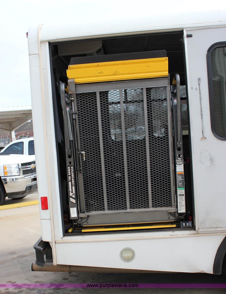 image for item J2313 2007 Ford E450 bus