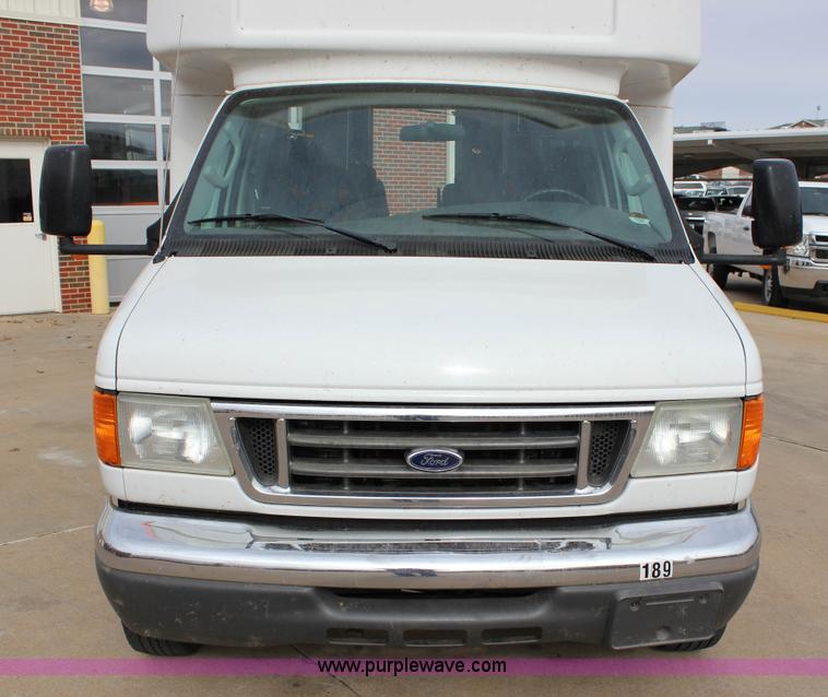 image for item J2313 2007 Ford E450 bus