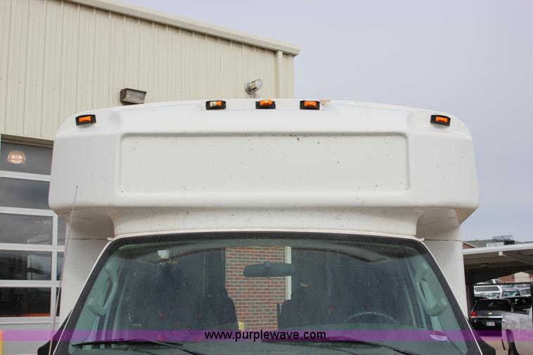 image for item J2313 2007 Ford E450 bus