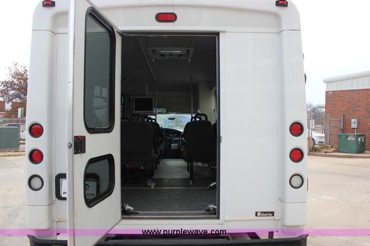 image for item J2313 2007 Ford E450 bus