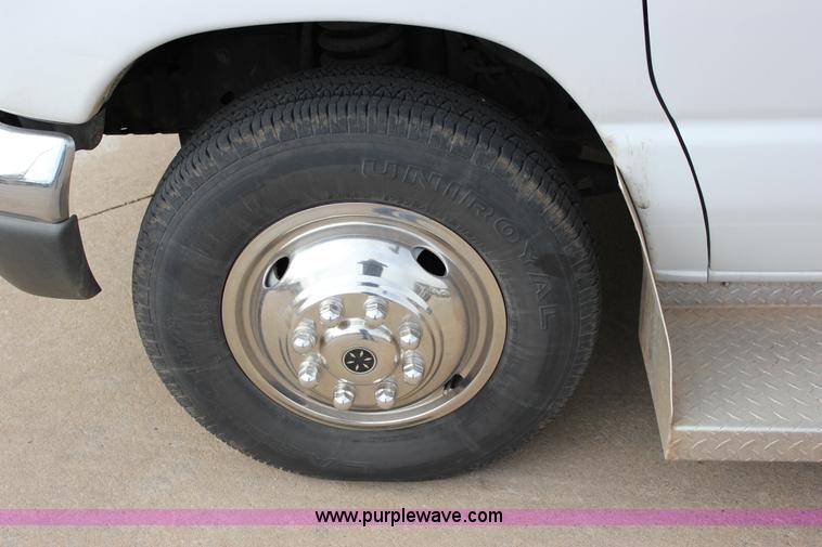 image for item J2313 2007 Ford E450 bus