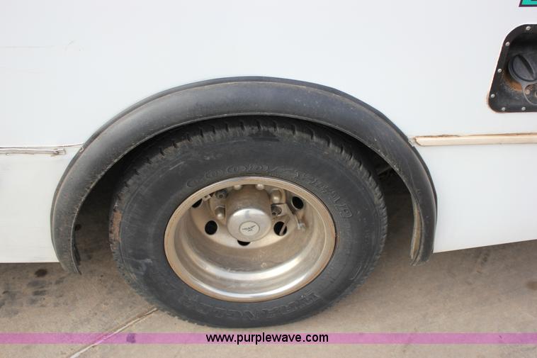 image for item J2313 2007 Ford E450 bus