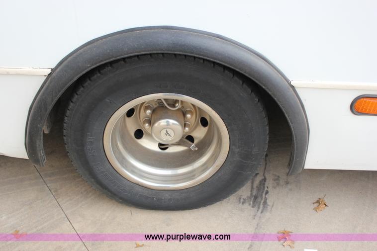 image for item J2313 2007 Ford E450 bus