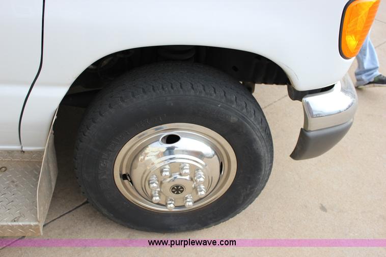 image for item J2313 2007 Ford E450 bus