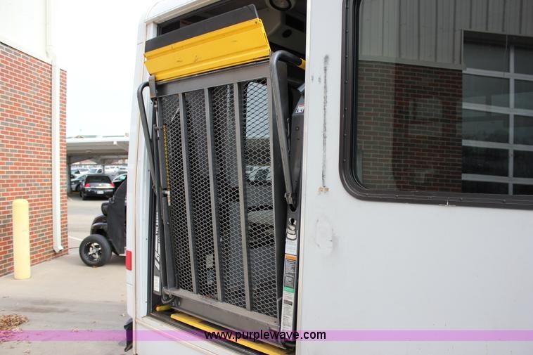 image for item J2313 2007 Ford E450 bus