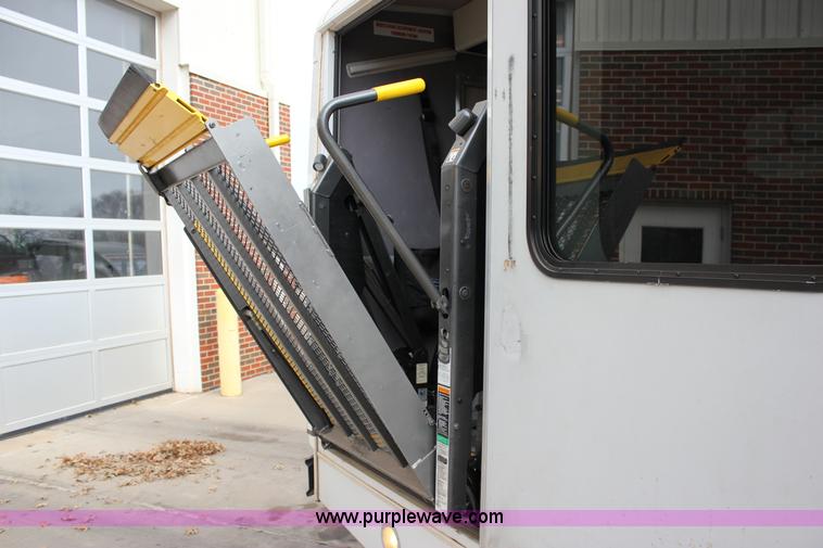 image for item J2313 2007 Ford E450 bus