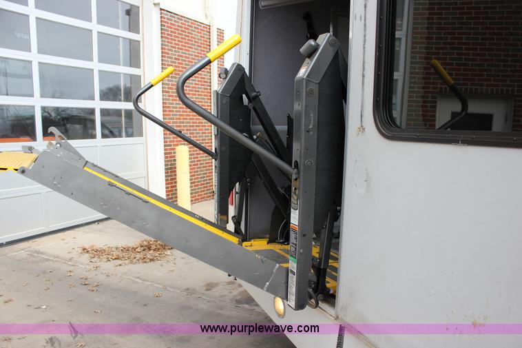 image for item J2313 2007 Ford E450 bus