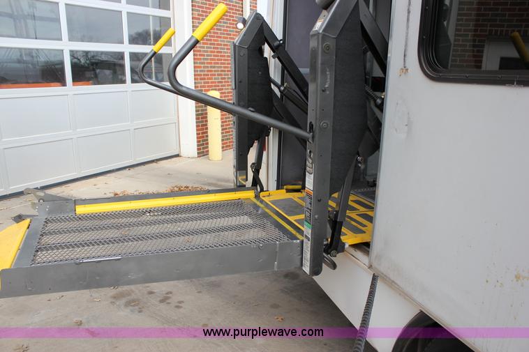 image for item J2313 2007 Ford E450 bus