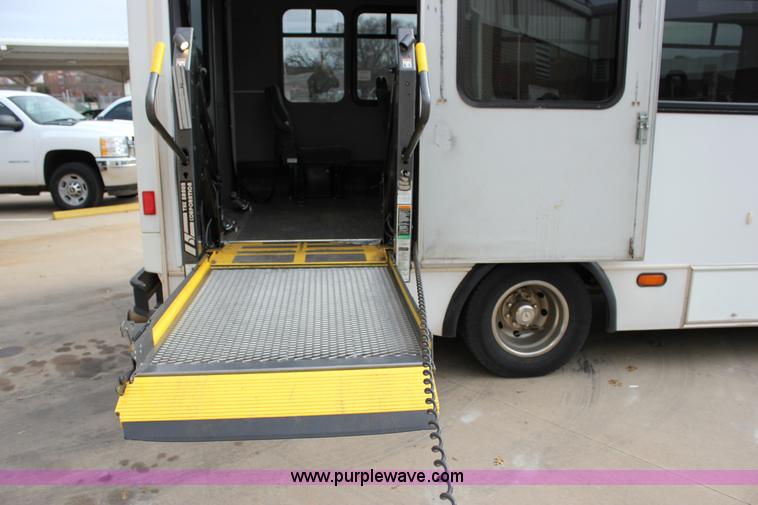 image for item J2313 2007 Ford E450 bus