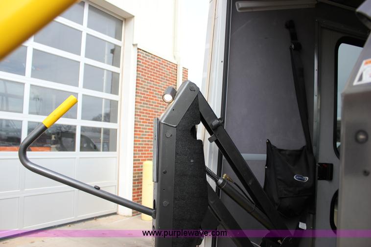 image for item J2313 2007 Ford E450 bus