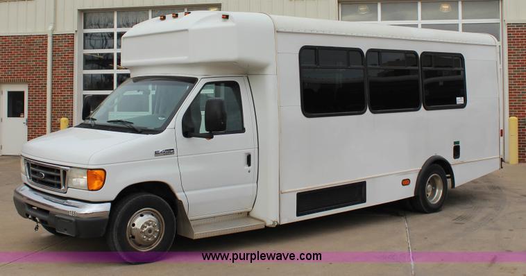 image for item J2314 2007 Ford E450 bus