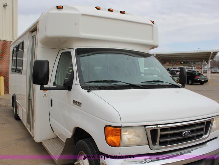 image for item J2314 2007 Ford E450 bus