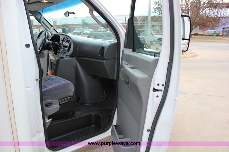 image for item J2314 2007 Ford E450 bus