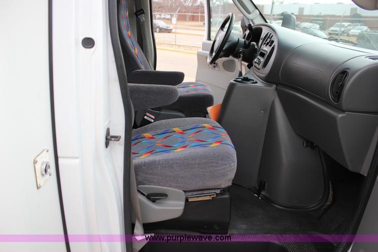 image for item J2314 2007 Ford E450 bus