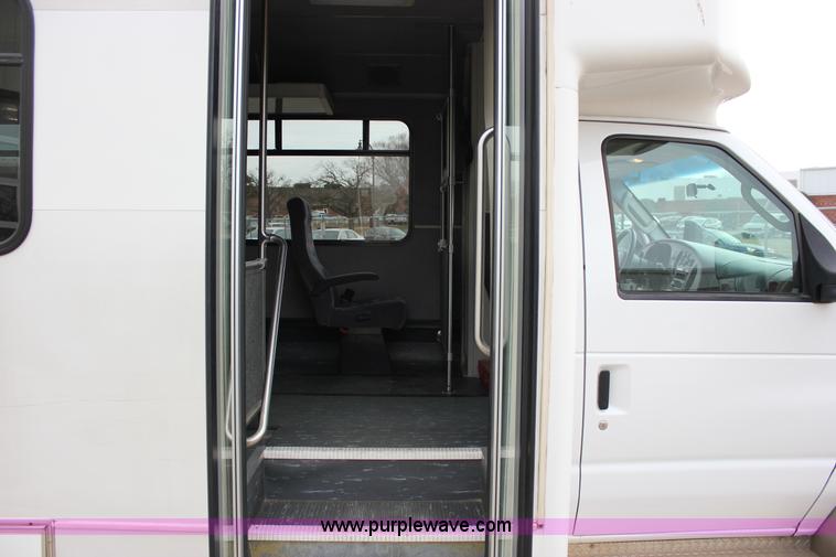 image for item J2314 2007 Ford E450 bus