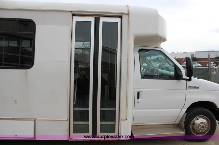 image for item J2314 2007 Ford E450 bus