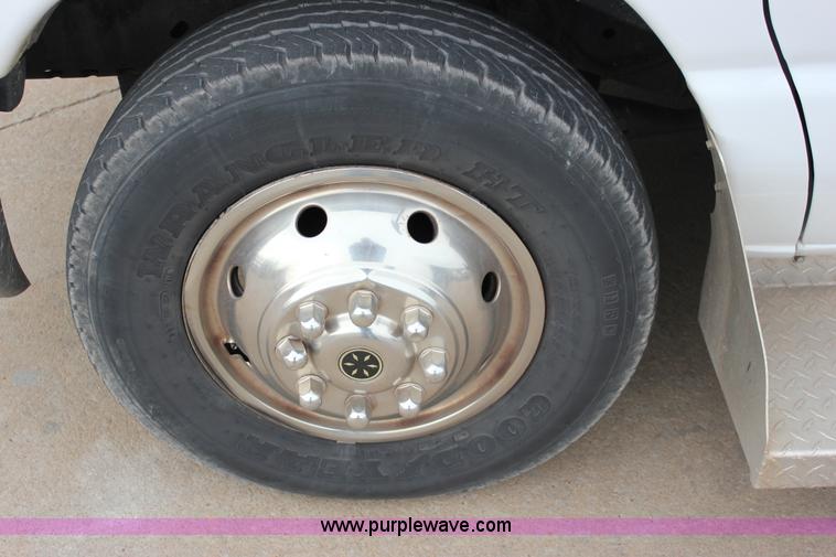 image for item J2314 2007 Ford E450 bus
