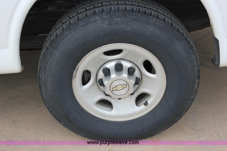 image for item J2315 2010 Chevrolet Express 3500 LS Extended van