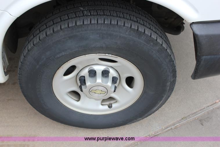 image for item J2315 2010 Chevrolet Express 3500 LS Extended van