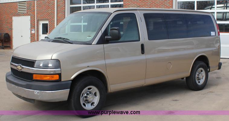 image for item J2316 2007 Chevrolet Express 3500 van