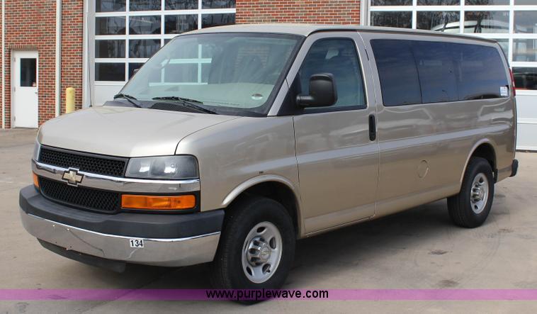 image for item J2316 2007 Chevrolet Express 3500 van