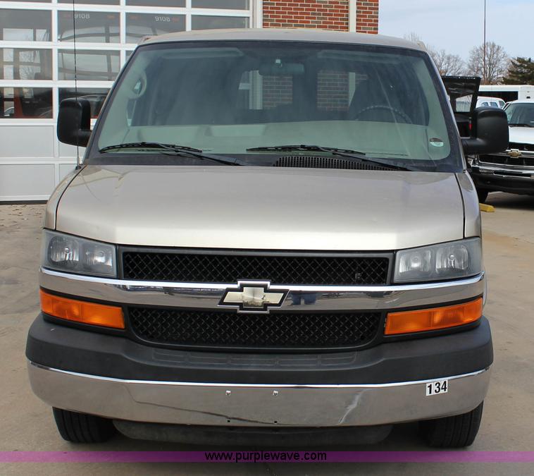 image for item J2316 2007 Chevrolet Express 3500 van