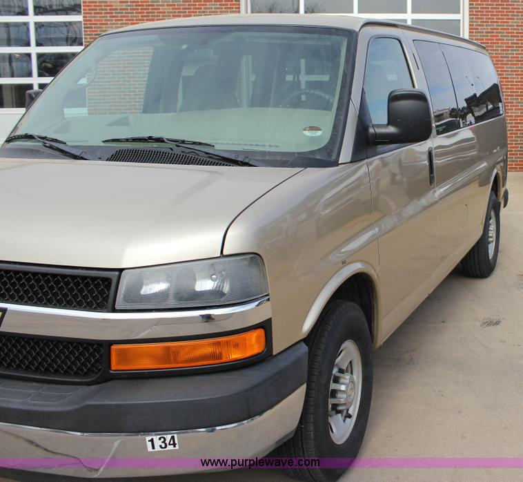 image for item J2316 2007 Chevrolet Express 3500 van