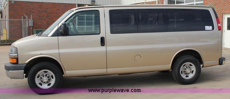 image for item J2316 2007 Chevrolet Express 3500 van