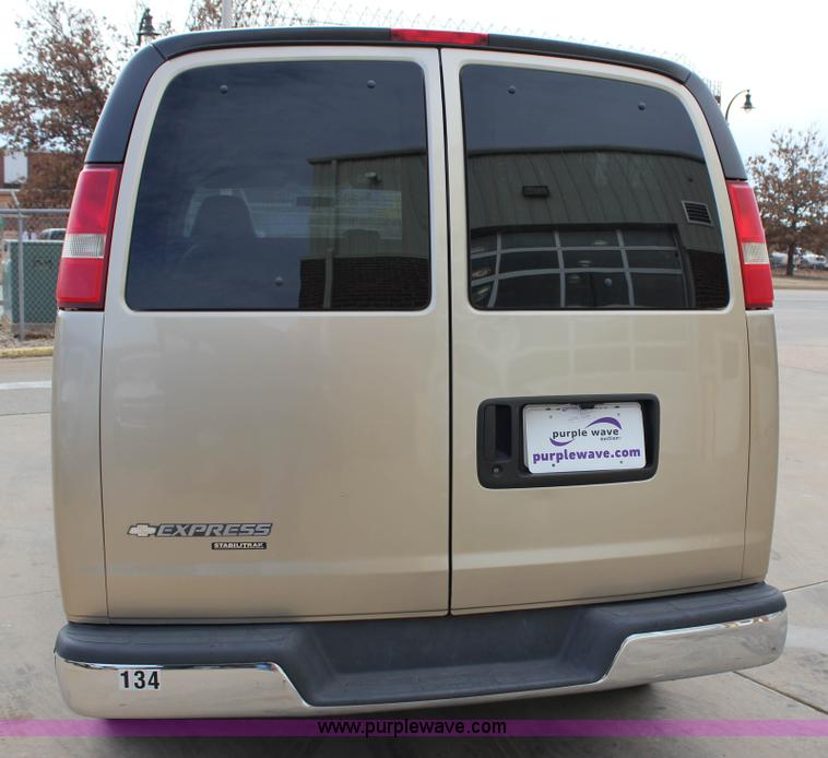 image for item J2316 2007 Chevrolet Express 3500 van