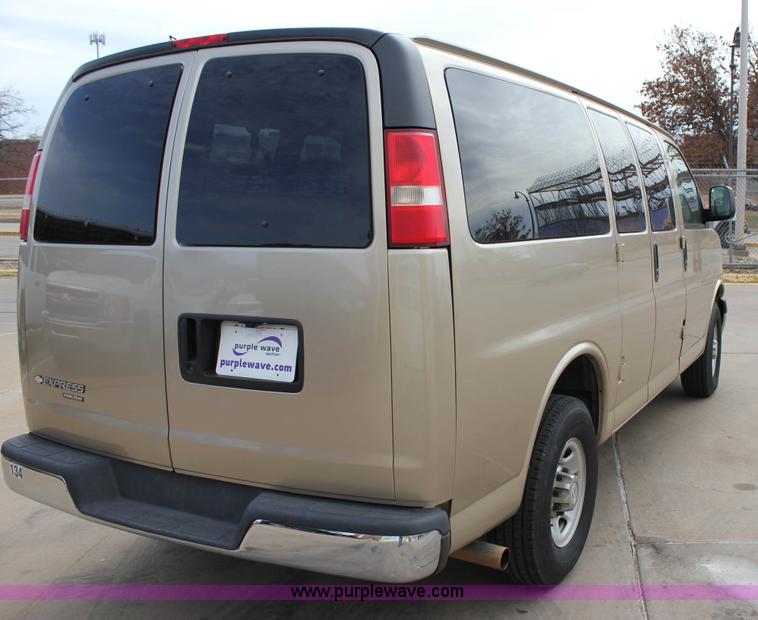 image for item J2316 2007 Chevrolet Express 3500 van