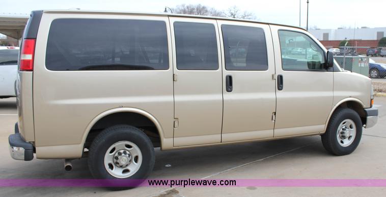 image for item J2316 2007 Chevrolet Express 3500 van
