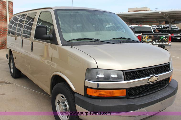 image for item J2316 2007 Chevrolet Express 3500 van