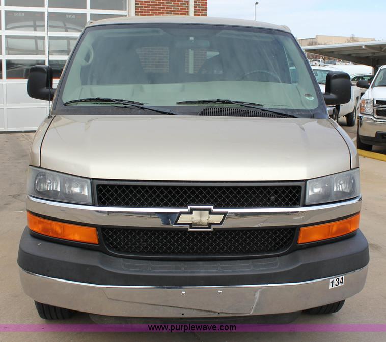 image for item J2316 2007 Chevrolet Express 3500 van