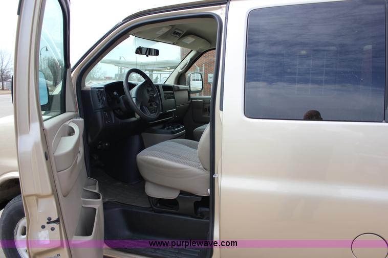 image for item J2316 2007 Chevrolet Express 3500 van